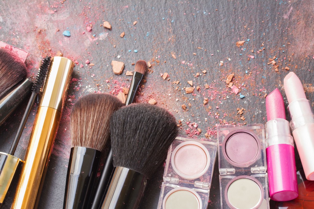 CalmYoTits 8 Things to Consider before Buying Makeup Online (at