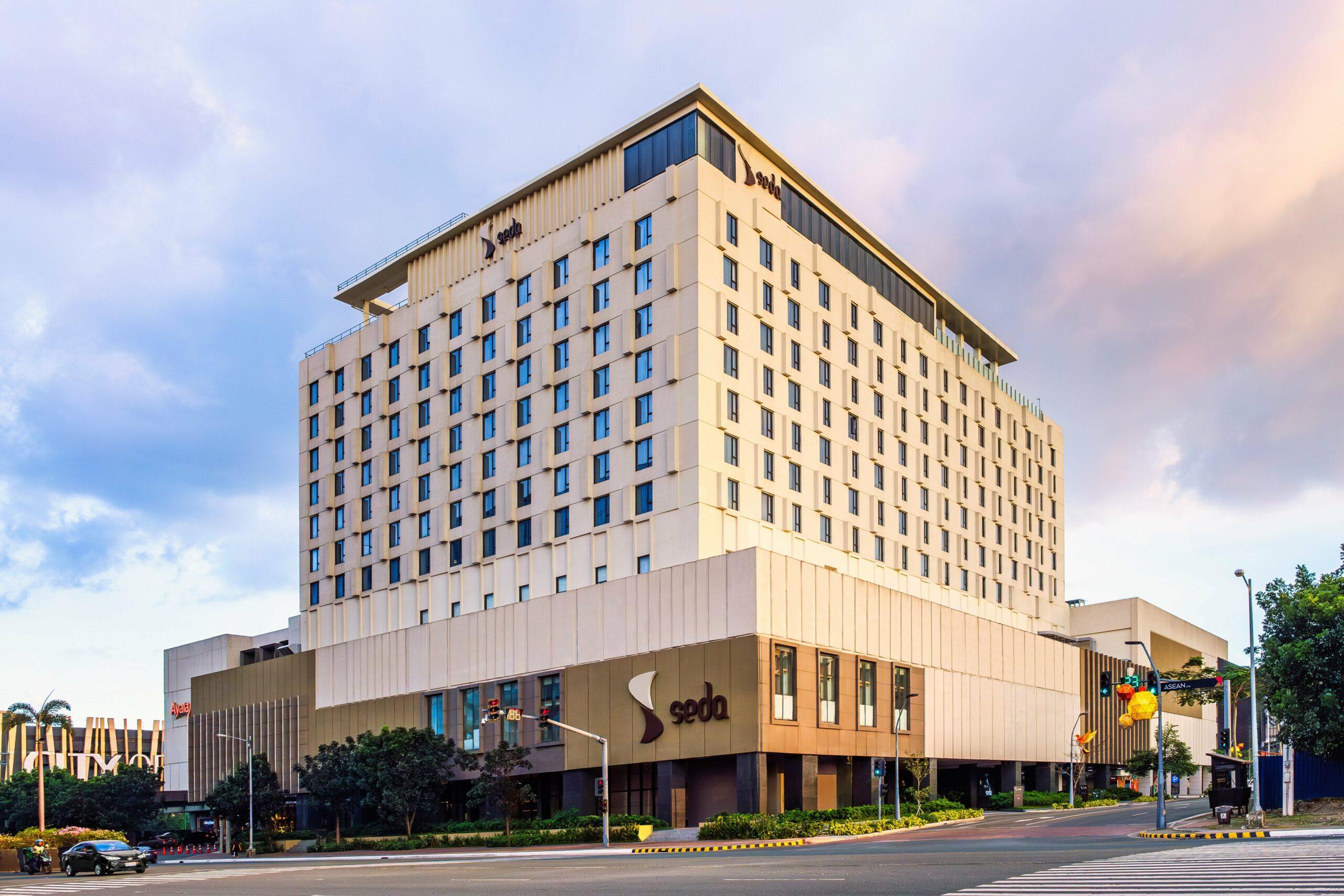 Seda Offers A Unique Hotel Experience By The Bay   Seda Manila Bay Facade 2 Scaled 